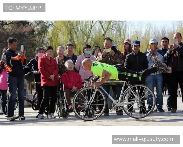 足球上树趣味视频揭秘球员如何在树上展示绝技与创意 足球上树趣味视频揭秘球员如何在树上展示绝技与创意